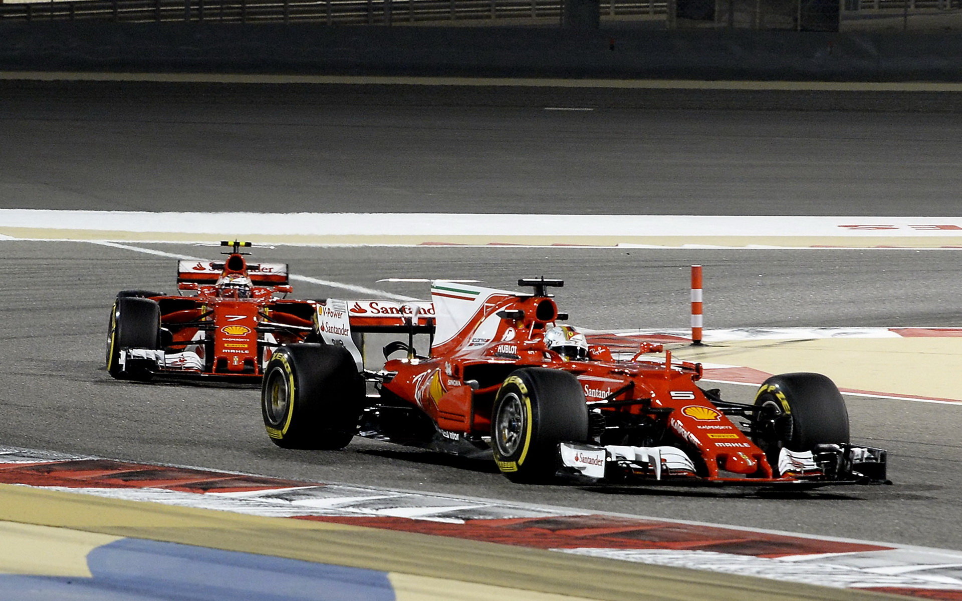 Kimi Räikkönen za svým týmovým kolegou Sebastianem Vettelem v Bahrajnu