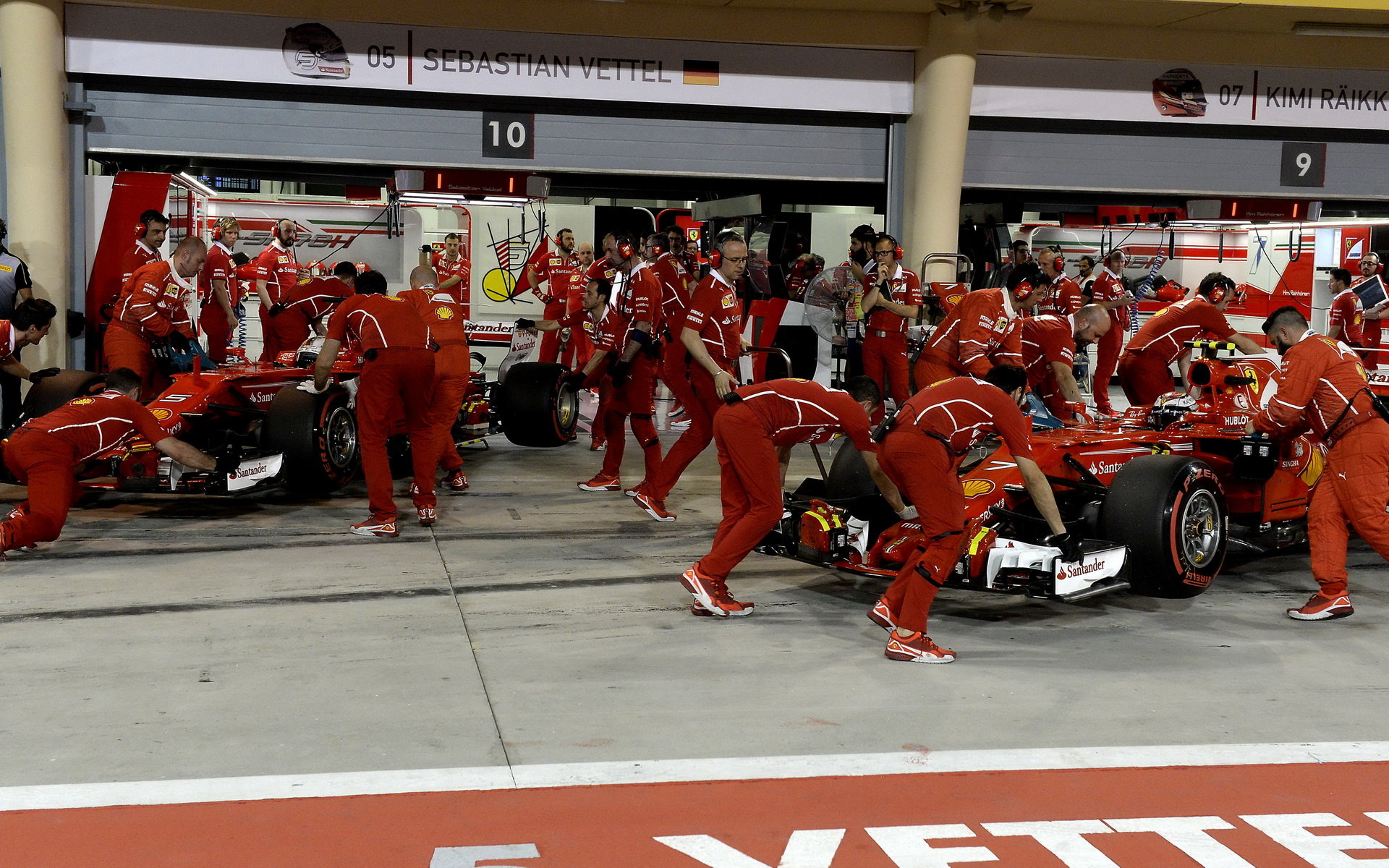 Sebastian Vettel a Kimi Räikkönen v kvalifikaci v Bahrajnu