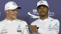 Valtteri Bottas a Lewis Hamilton po kvalifikaci v Bahrajnu