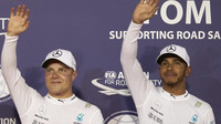 Valtteri Bottas a Lewis Hamilton po kvalifikaci v Bahrajnu
