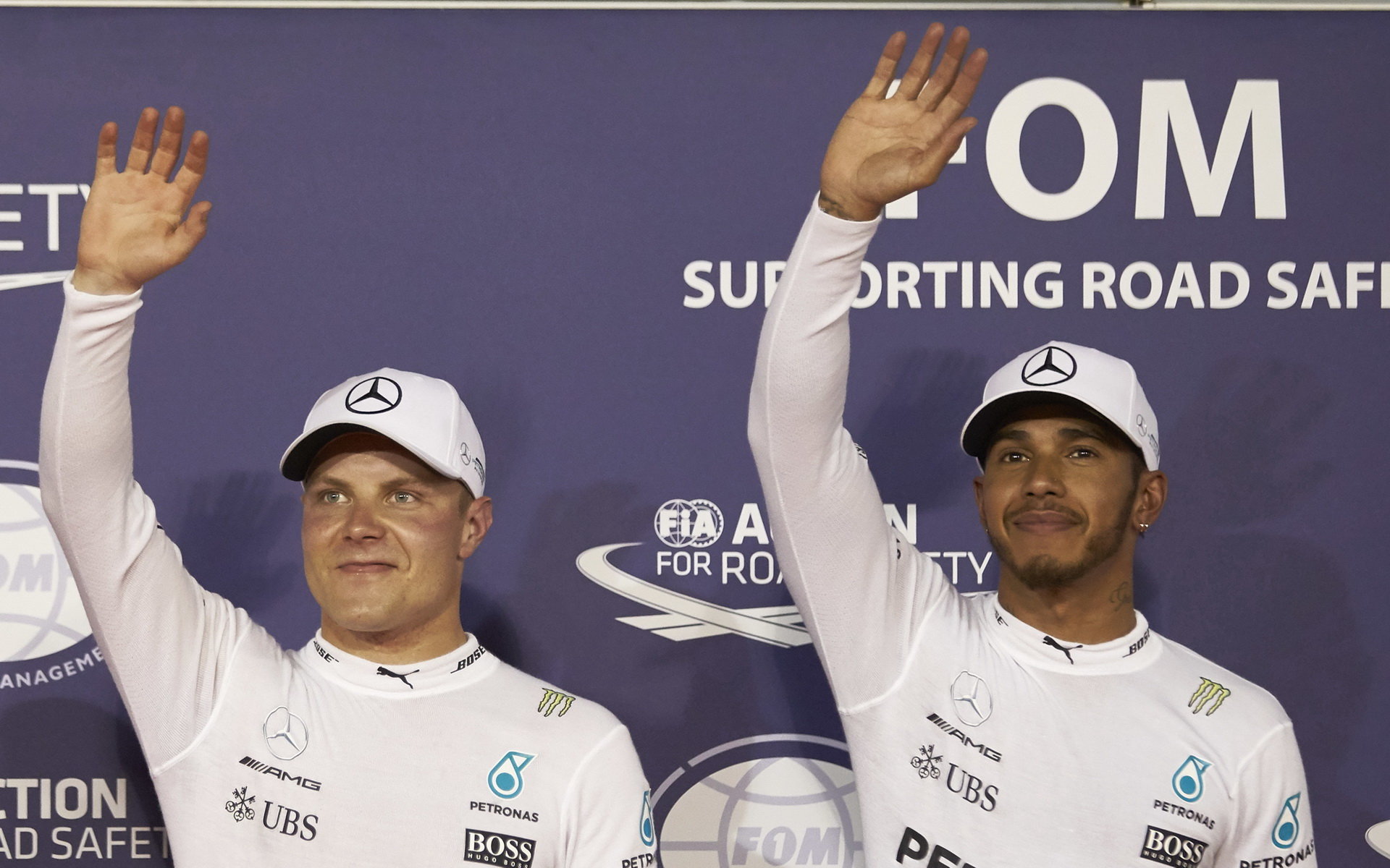 Kvalifikace v Bahrajnu Lewisovi Hamiltonovi (vpravo) nevyšla dle jeho představ