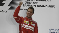 Sebastian Vettel se raduje z vítězství v závodě v Bahrajnu