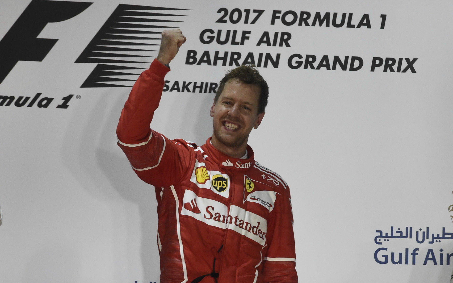 Sebastian Vettel se raduje z vítězství v závodě v Bahrajnu