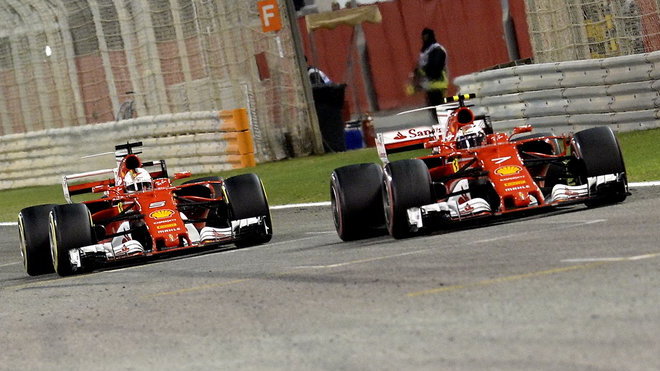 Sebastian Vettel a Kimi Räikkönen v závodě v Bahrajnu