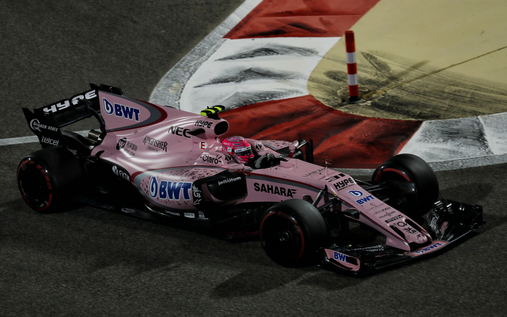 Esteban Ocon v závodě v Bahrajnu