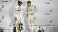Lewis Hamilton a Valtteri Bottas na póidu po závodě v Bahrajnu
