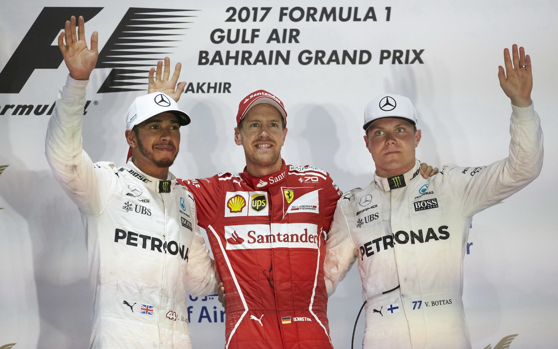 Tři nejlepší jezdci na pódiu po závodě v Bahrajnu