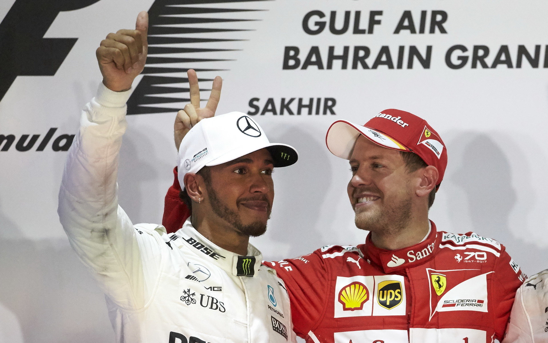 Lewis Hamilton a Sebastian Vettel na pódiu po závodě v Bahrajnu