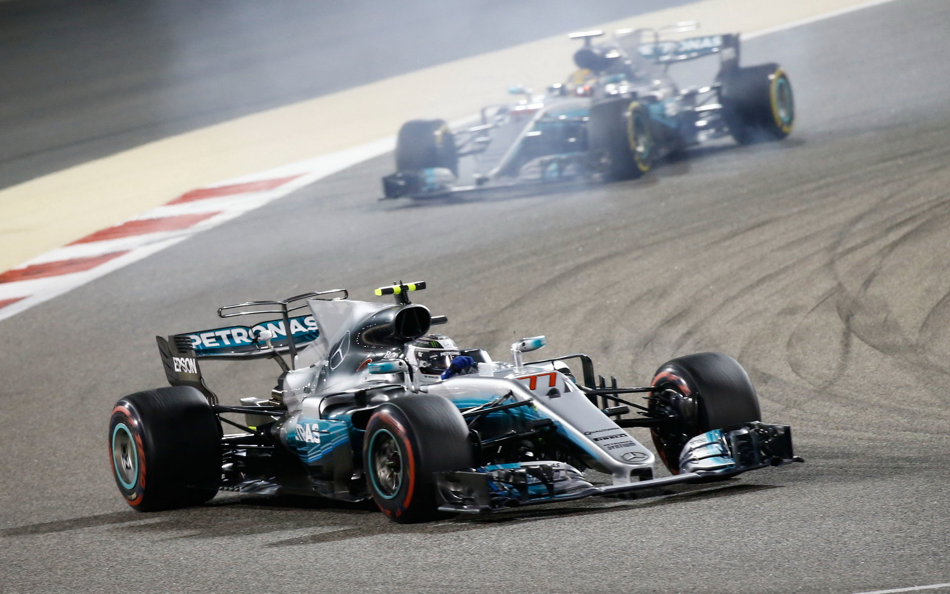 Valtteri Bottas a Lewis Hamilton v závodě v Bahrajnu