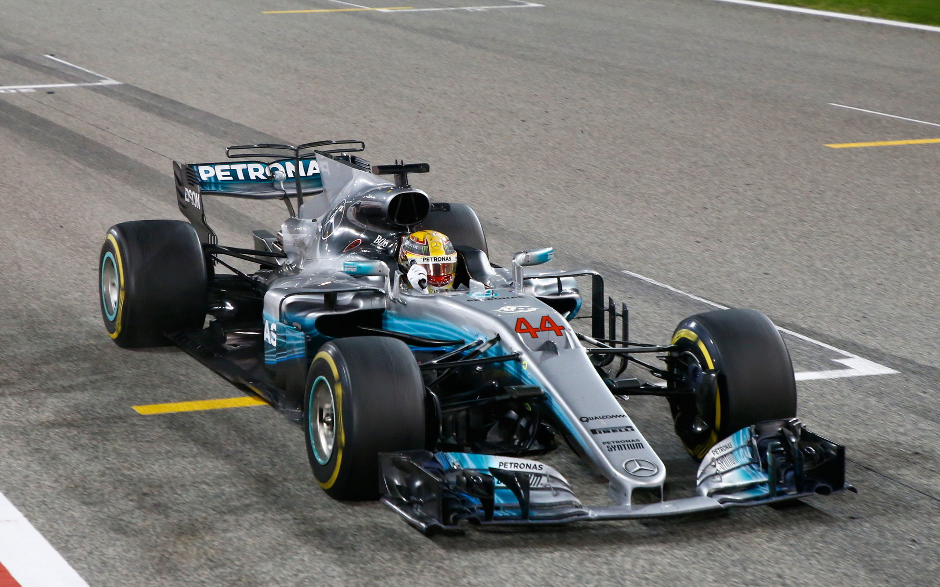 Lewis Hamilton v cíli závodu v Bahrajnu