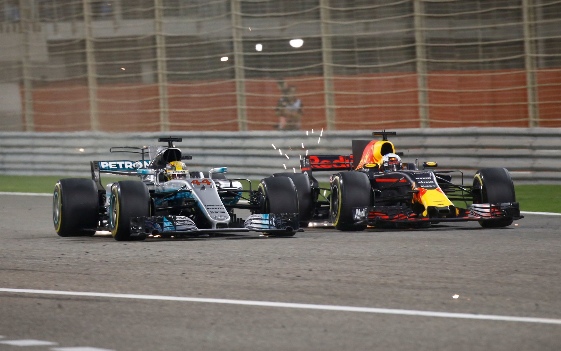 Lewis Hamilton předjíždí Daniela Ricciarda v závodě v Bahrajnu