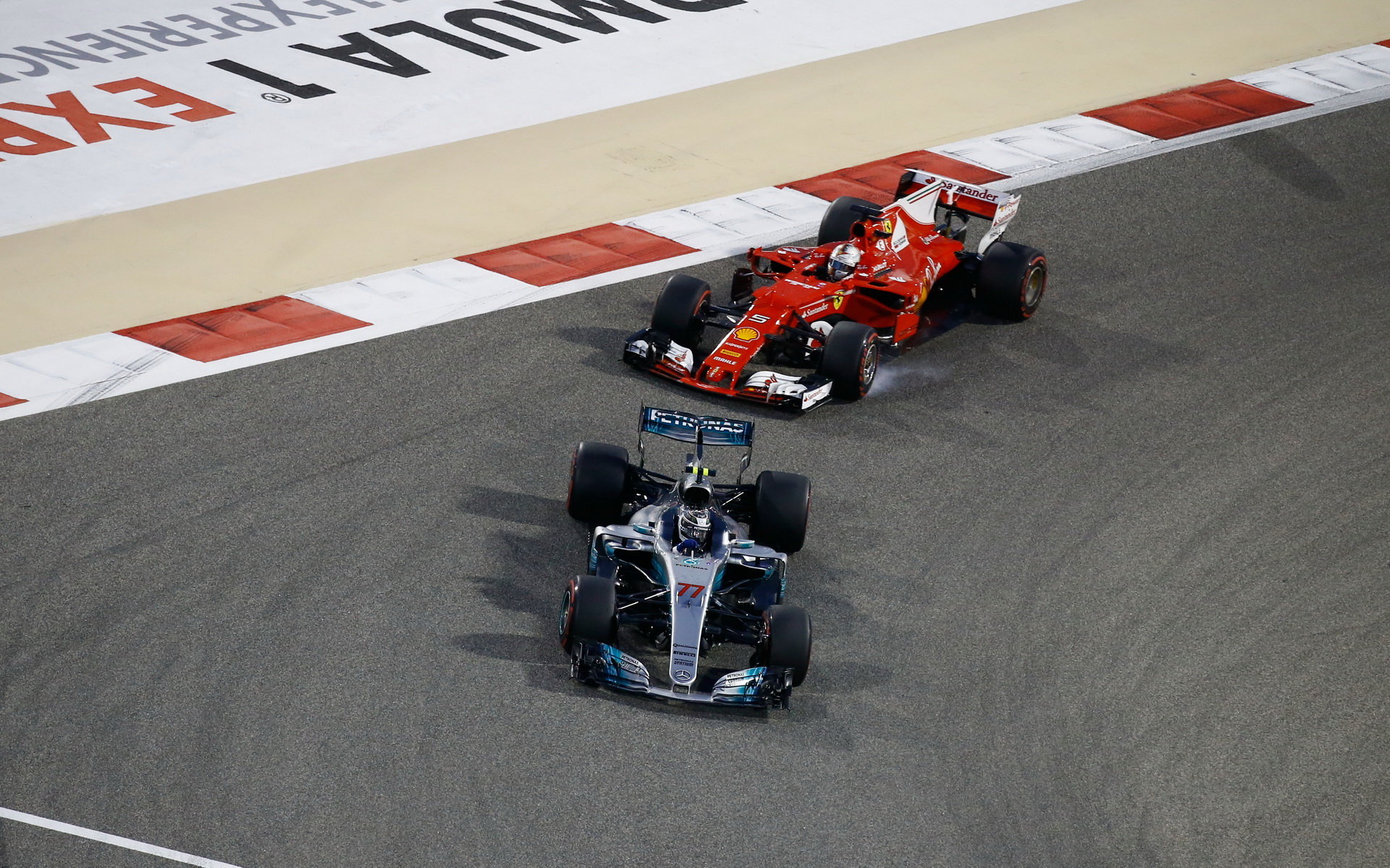 Valtteri Bottas a Sebastian Vettel v závodě v Bahrajnu