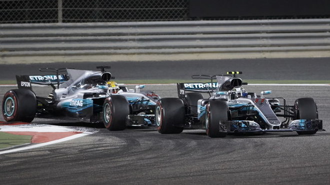 Valtteri Bottas a Lewis Hamilton v závodě v Bahrajnu