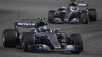Valtteri Bottas před Lewisem Hamiltonem ve Velké ceně Bahrajnu