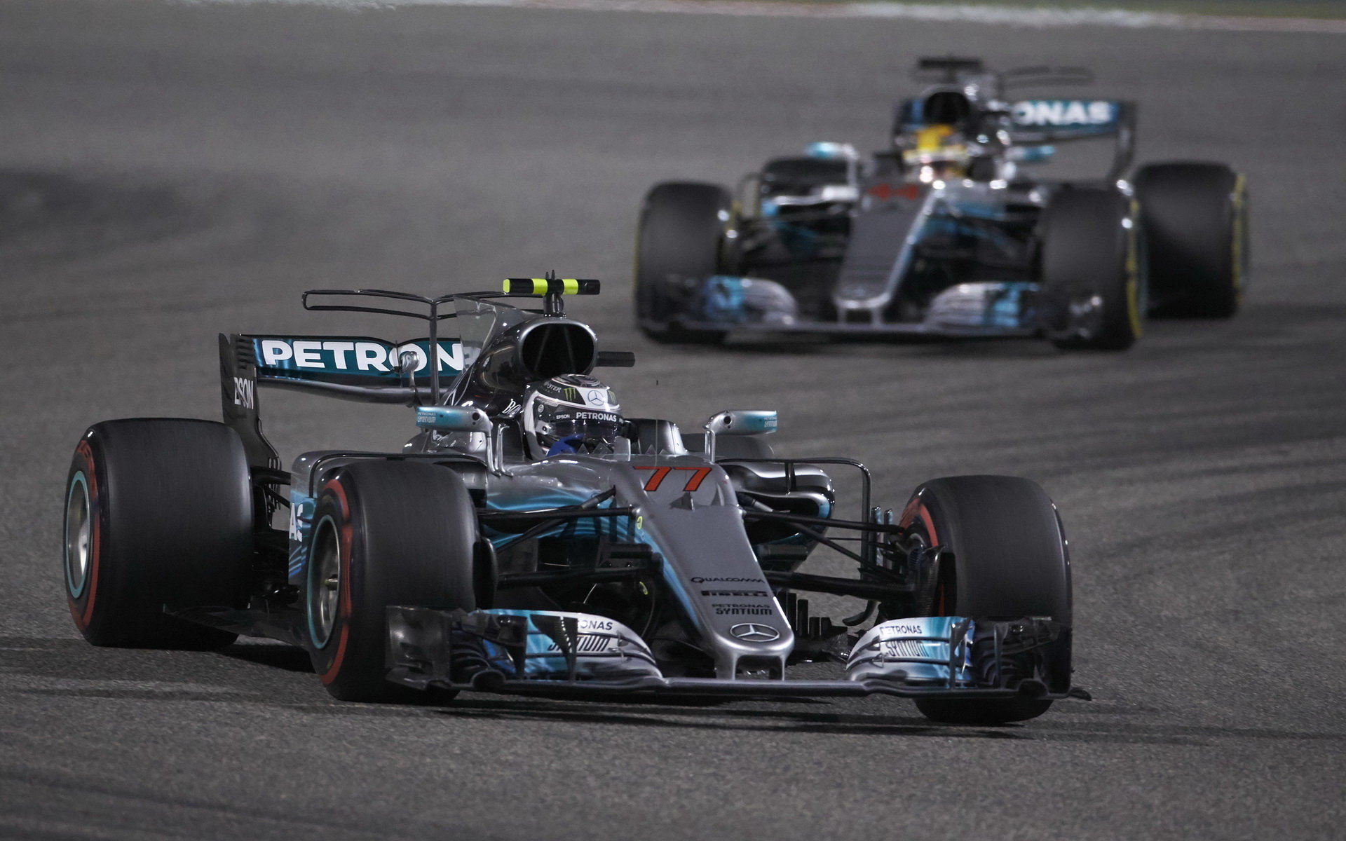 Valtteri Bottas před Lewisem Hamiltonem ve Velké ceně Bahrajnu