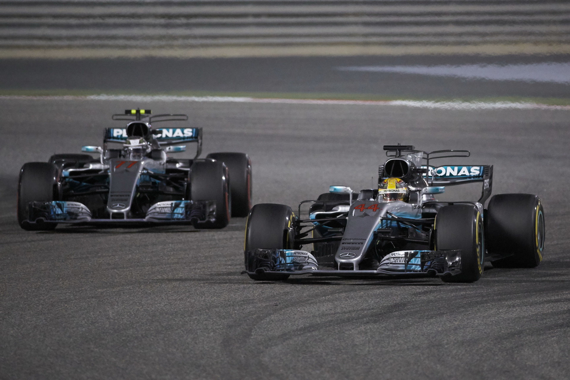Hamilton se díky týmovému nařízení před Bottase v Bahrajnu dostal ve 48. kole