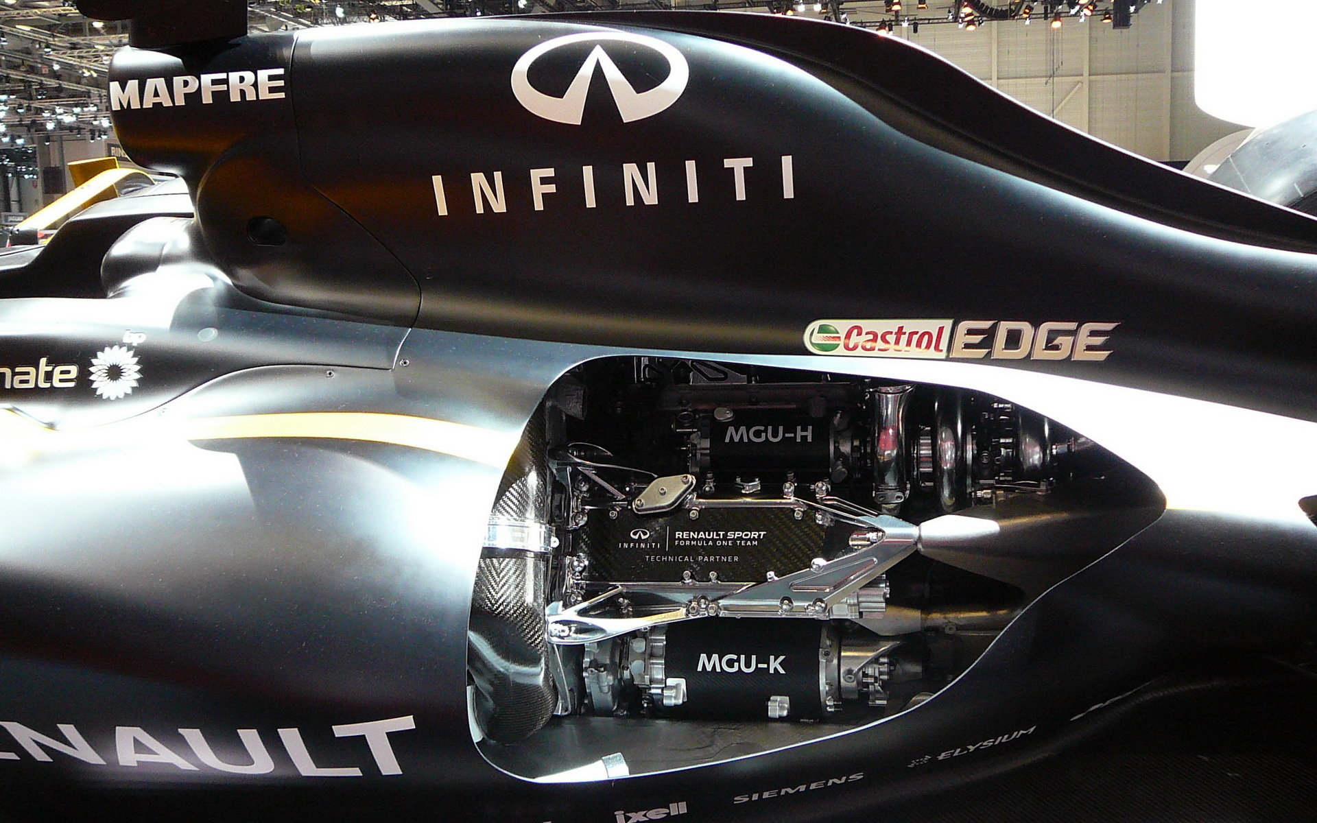 Výřez v bočnici Renaultu odhaluje vnitřní uspořádání pohonné jednotky F1