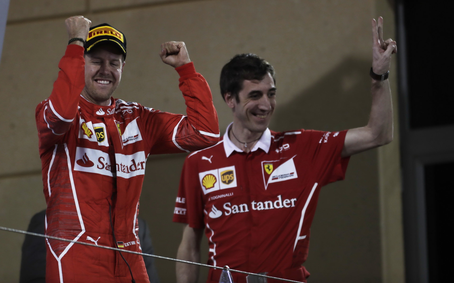 Sebastian Vettel se raduje z vítězství po závodě v Bahrajnu
