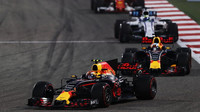 Max Verstappen a Daniel Ricciardo v závodě v Bahrajnu