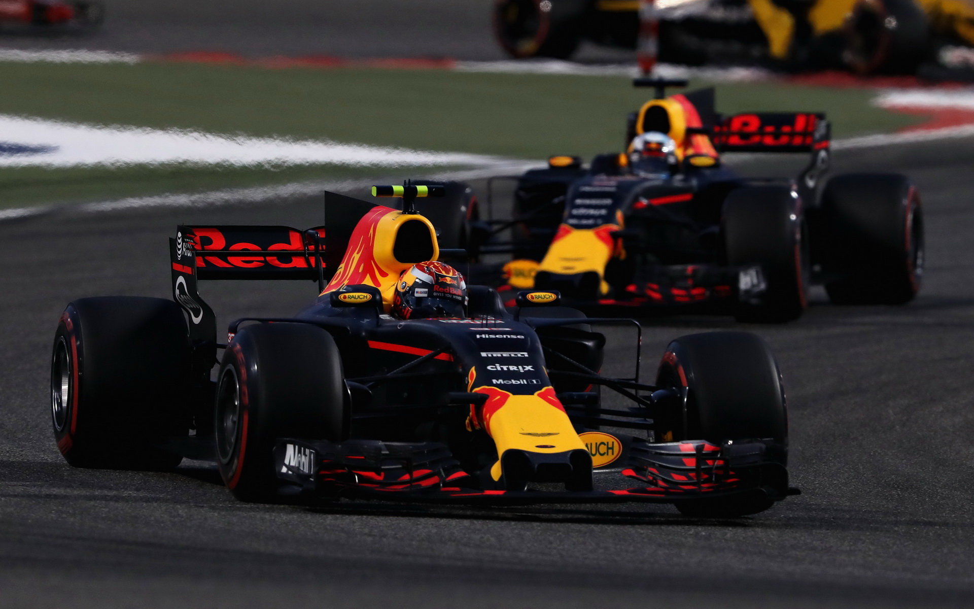 Max Verstappen a Daniel Ricciardo v závodě v Bahrajnu