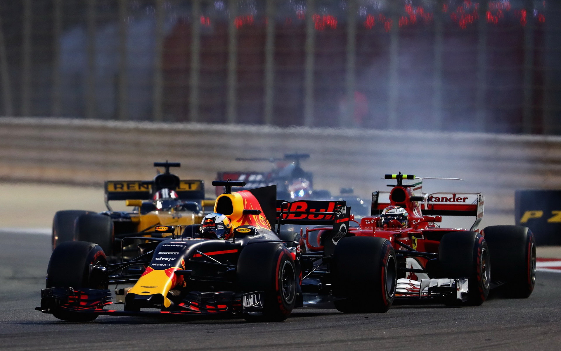 Daniel Ricciardo a Kimi Räikkönen v závodě v Bahrajnu