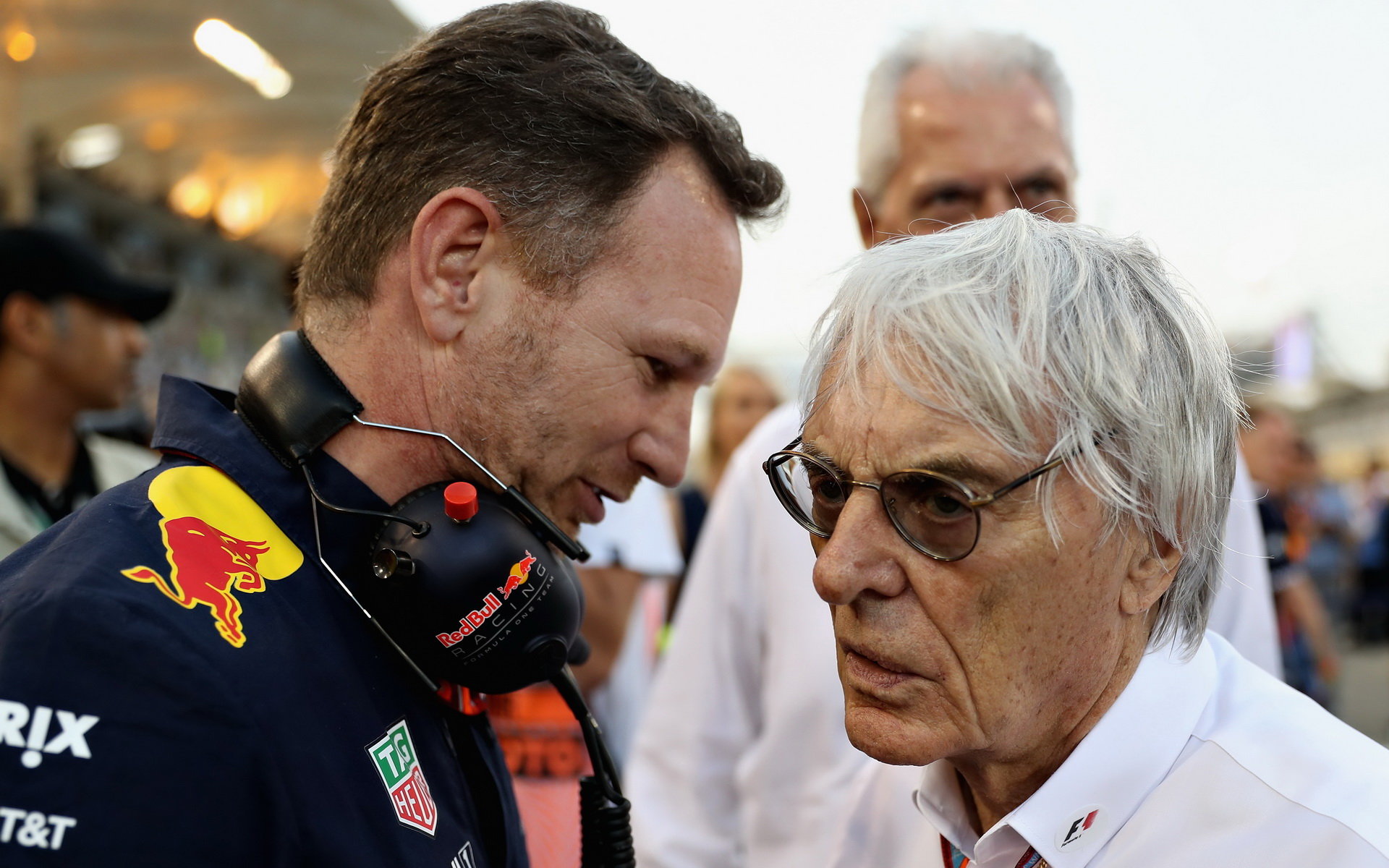 Bernie Ecclestone se stále těší dobrému zdraví, zde na fotce s Christianem Hornerem před závodem v Bahrajnu