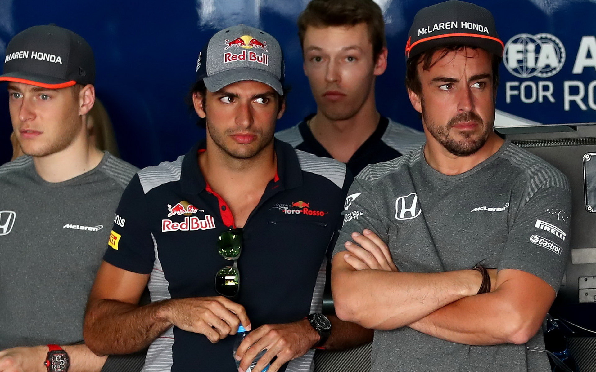 Stoffel, Carlos Sainz, Daniil Kvjat a Fernando Alonso před závodem v Bahrajnu