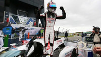 Sébastien Buemi se raduje z vítězství v Silverstone
