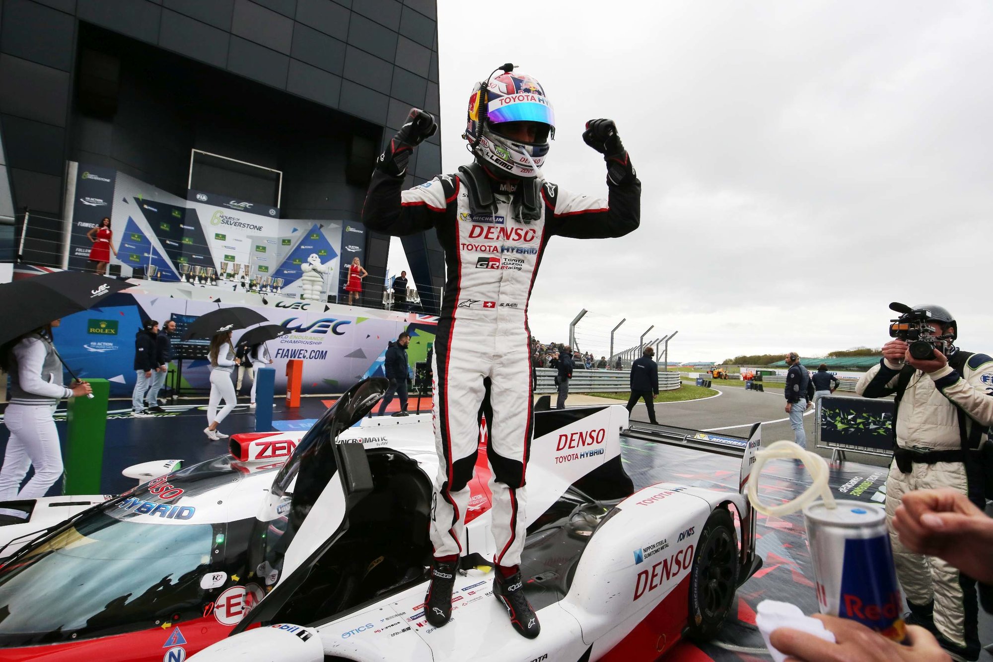 Sébastien Buemi se raduje z vítězství v Silverstone