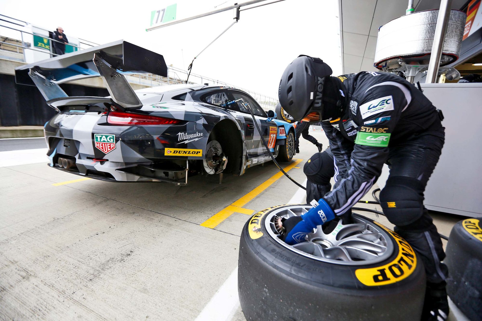 Příprava pneumatik Dunlop u týmu Dempsey-Proton Racing