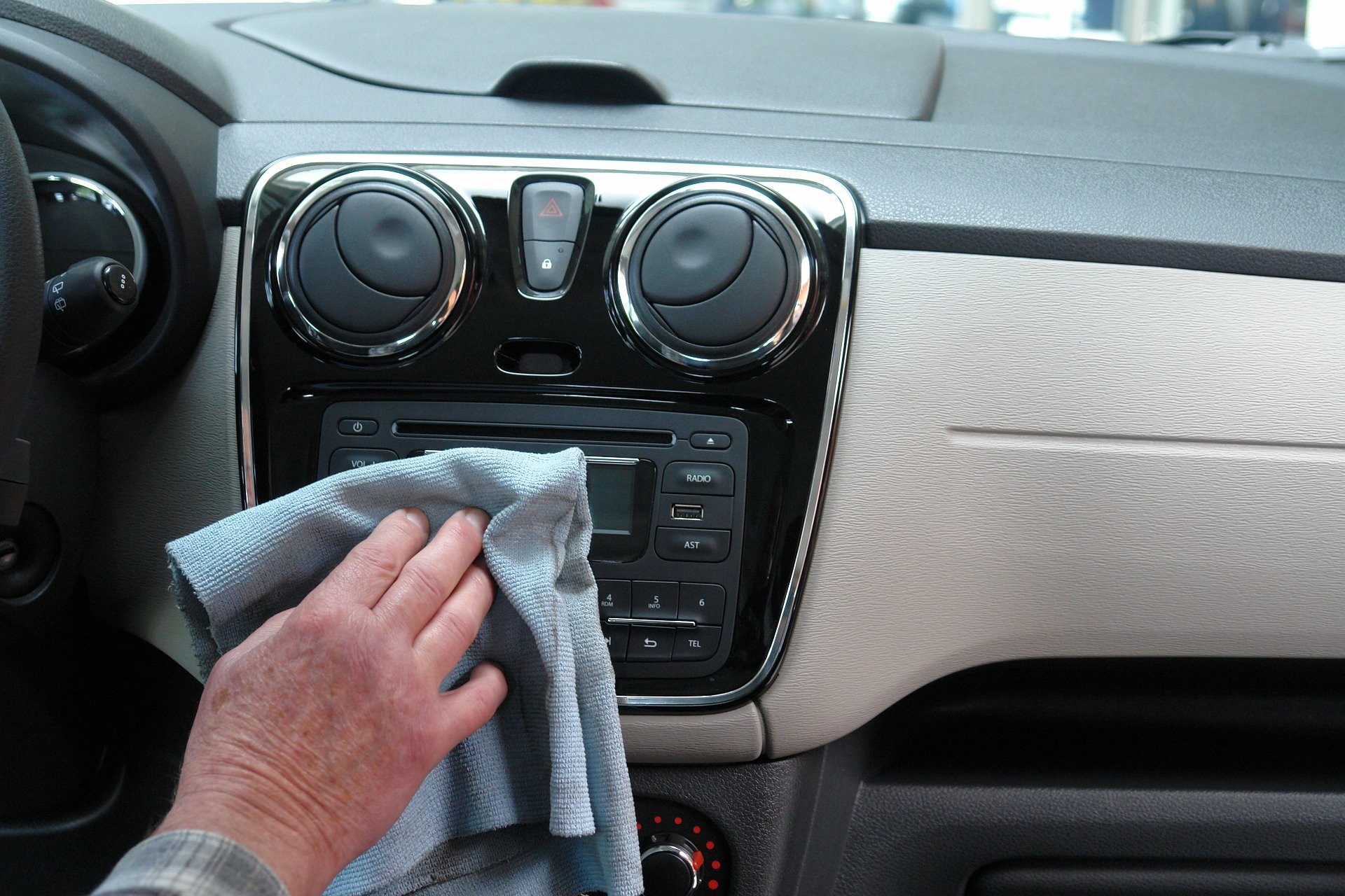 Udržet interiér vozu dlouhodobě čistý není náročné časově ani finančně