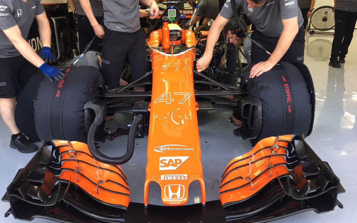 Oliver Turvey s McLarenem během 1. dne sezónních testů v Bahrajnu