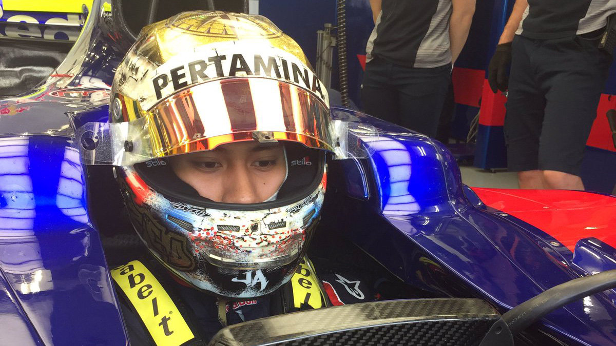 Sean Gelael při testování s Toro Rosso v Bahrajnu
