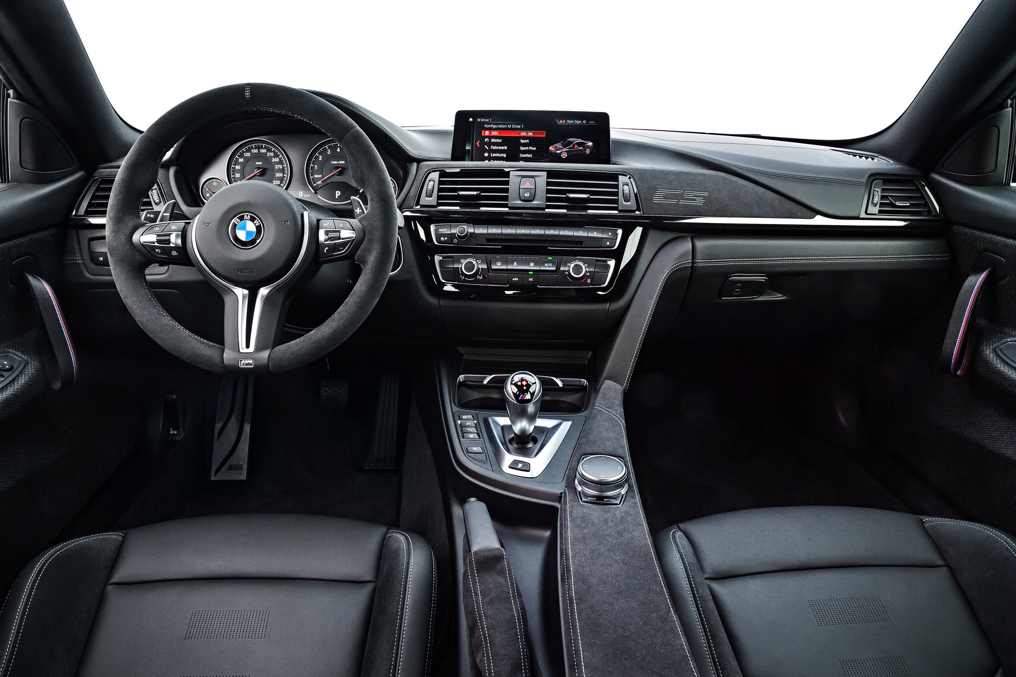 Interiér nového BMW M4CS je sportovně laděný, zachovává si však i praktičnost