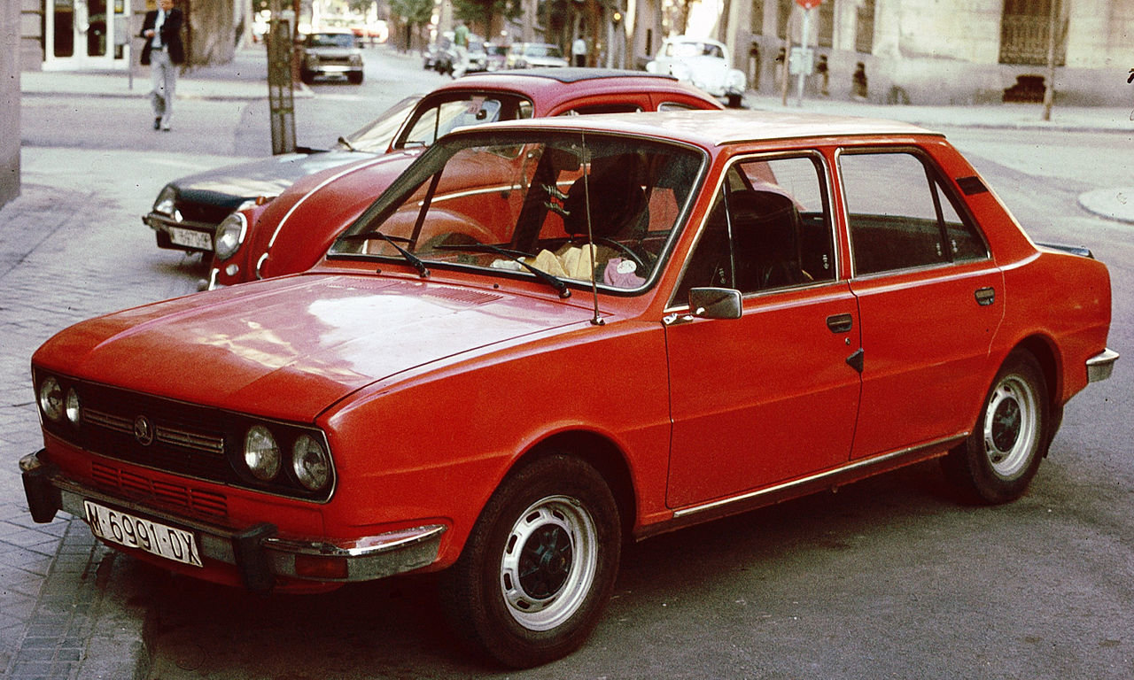 Škoda 120 LS 1. série. Na některých linkách je znát inspirace z konceptů navrhovaných italským designérem Giugiarem (autor: Charles01)