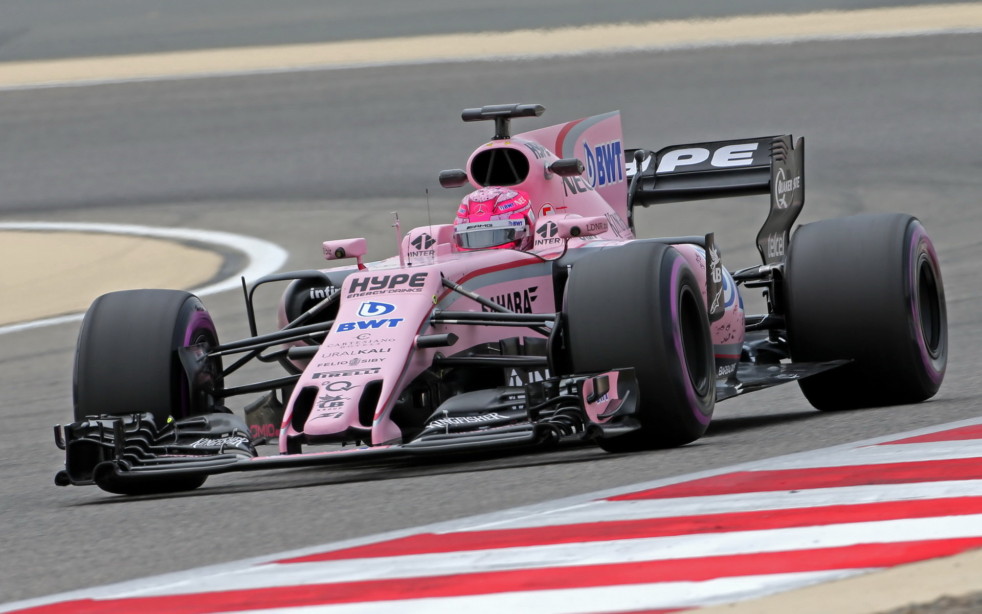 Esteban Ocon na ultra-měkkých pneumatikách při sezónních testech v Bahrajnu