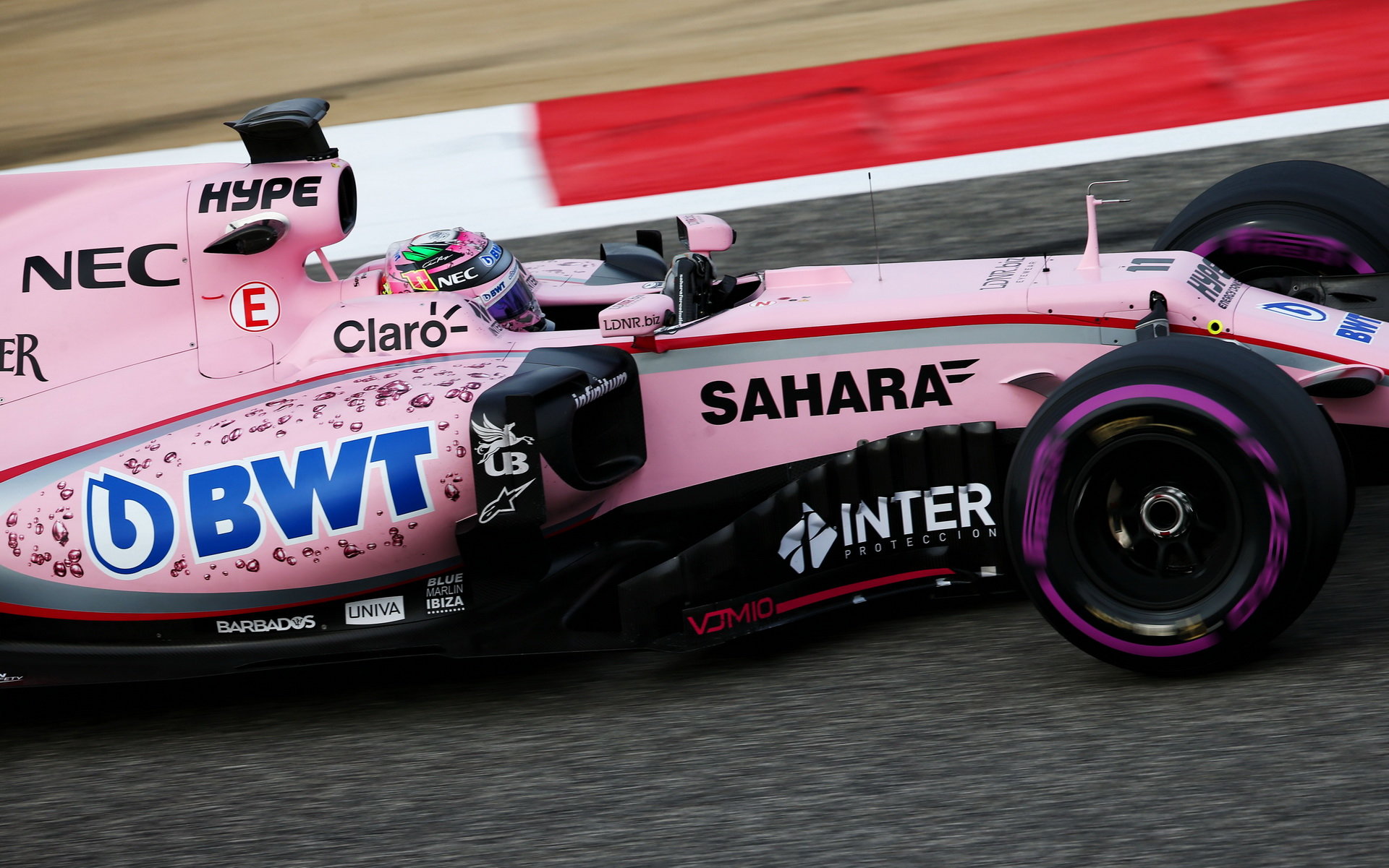 Sergio Pérez na ultra-měkkých pneumatikách při sezónních testech v Bahrajnu