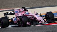 Sergio Pérez na ultra-měkkých pneumatikách při sezónních testech v Bahrajnu