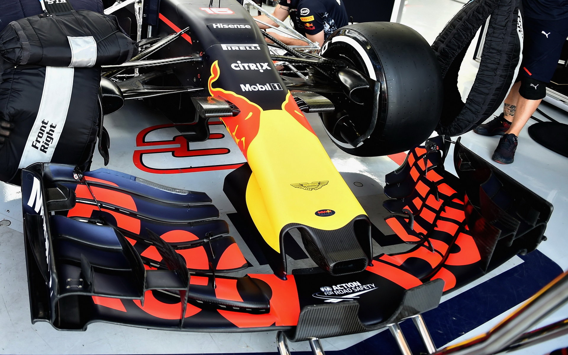 Přední křídlo vozu Red Bull RB13 - Renault při sezónních testech v Bahrajnu