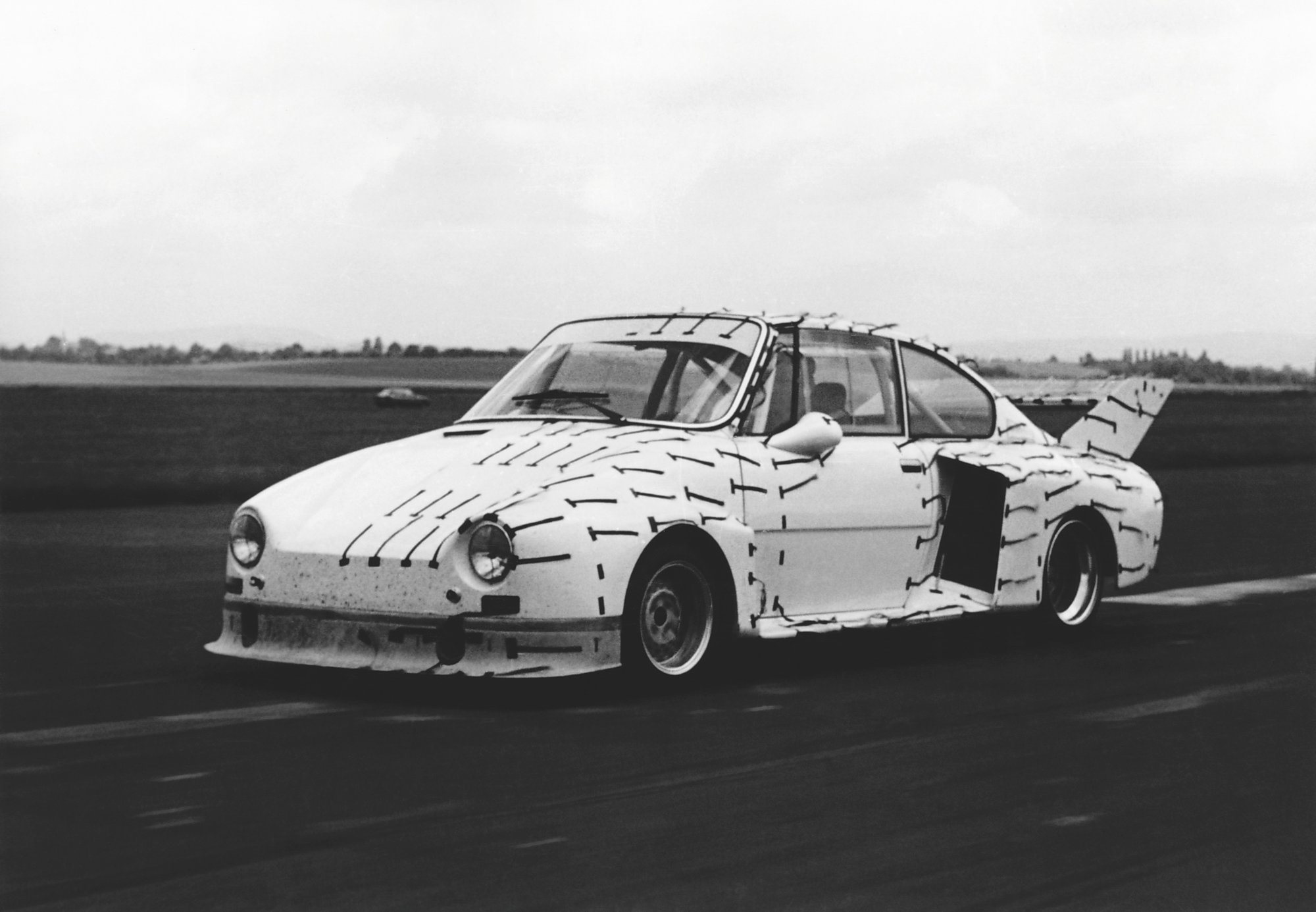 Škoda 130 RS během zkoušel aerodynamiky karoserie s masivním bodykitem