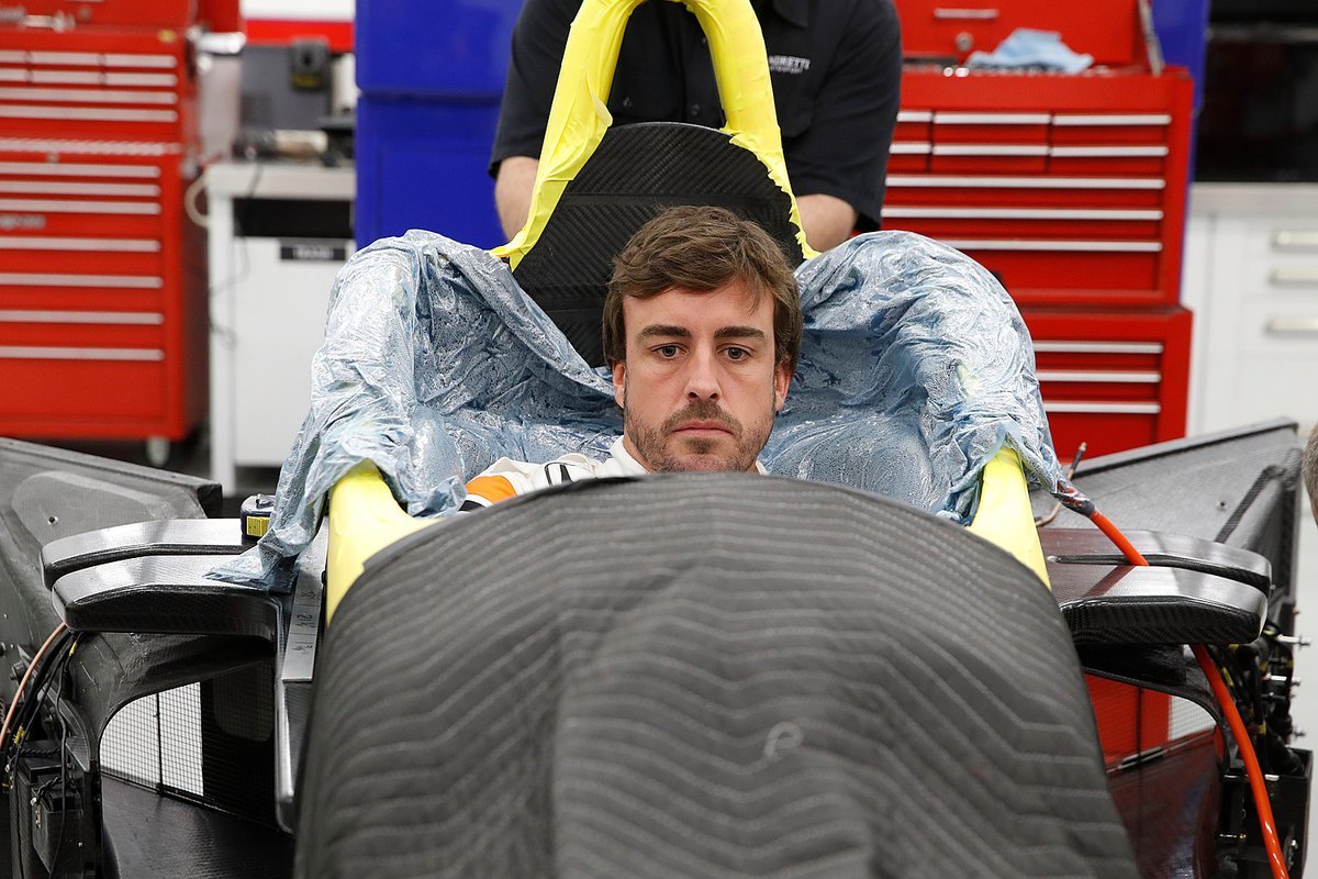 Fernando Alonso při tvarování sedačky ve voze pro závod Indy 500