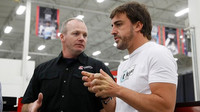 Fernando Alonso hovoří s inženýrem týmu Andretti Autosport