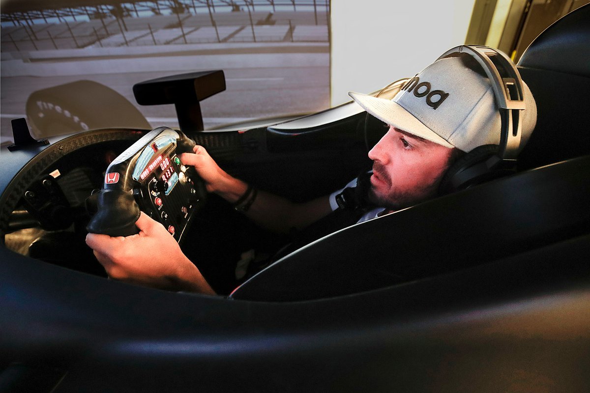 Fernando Alonso na simulátoru Hondy před závodem Indy 500