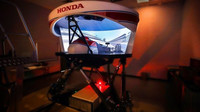 Fernando Alonso na simulátoru Hondy před závodem Indy 500