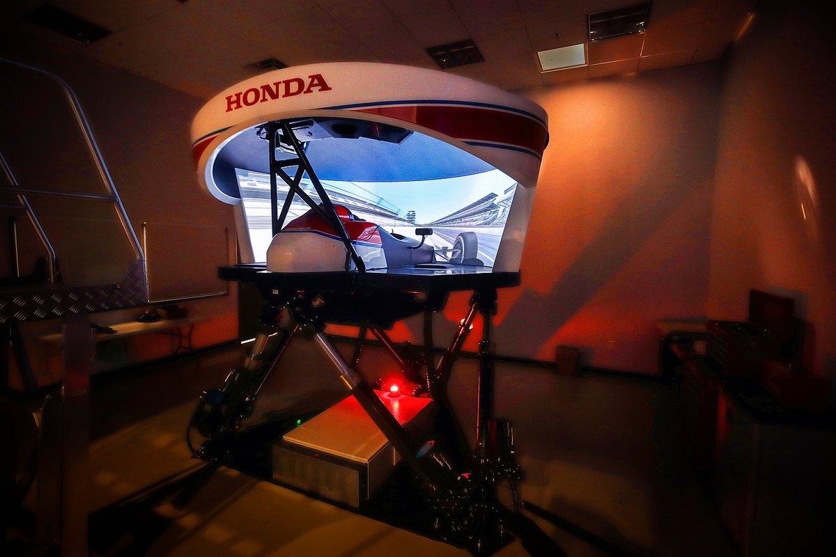 Fernando Alonso na simulátoru Hondy před svým debutem v Indy 500