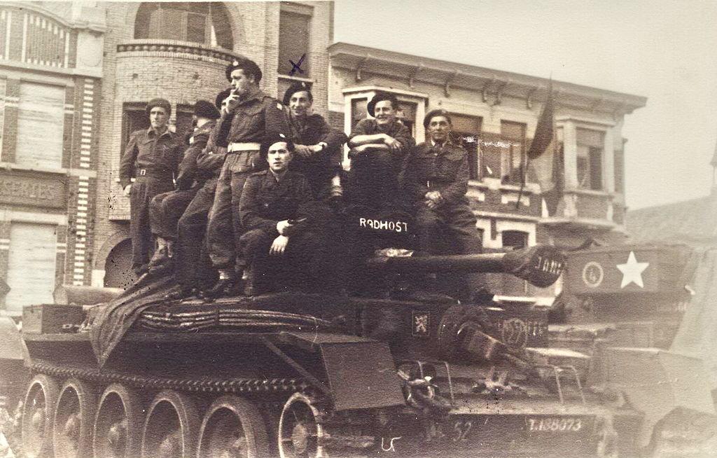 Vojáci Československé samostatné obrněné brigády se svým tankem Cromwell v La Panne (Belgie), nedaleko přístavu Dunkerque, 1945