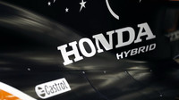 Logo Hondy na krytu motoru vozu McLaren MCL32