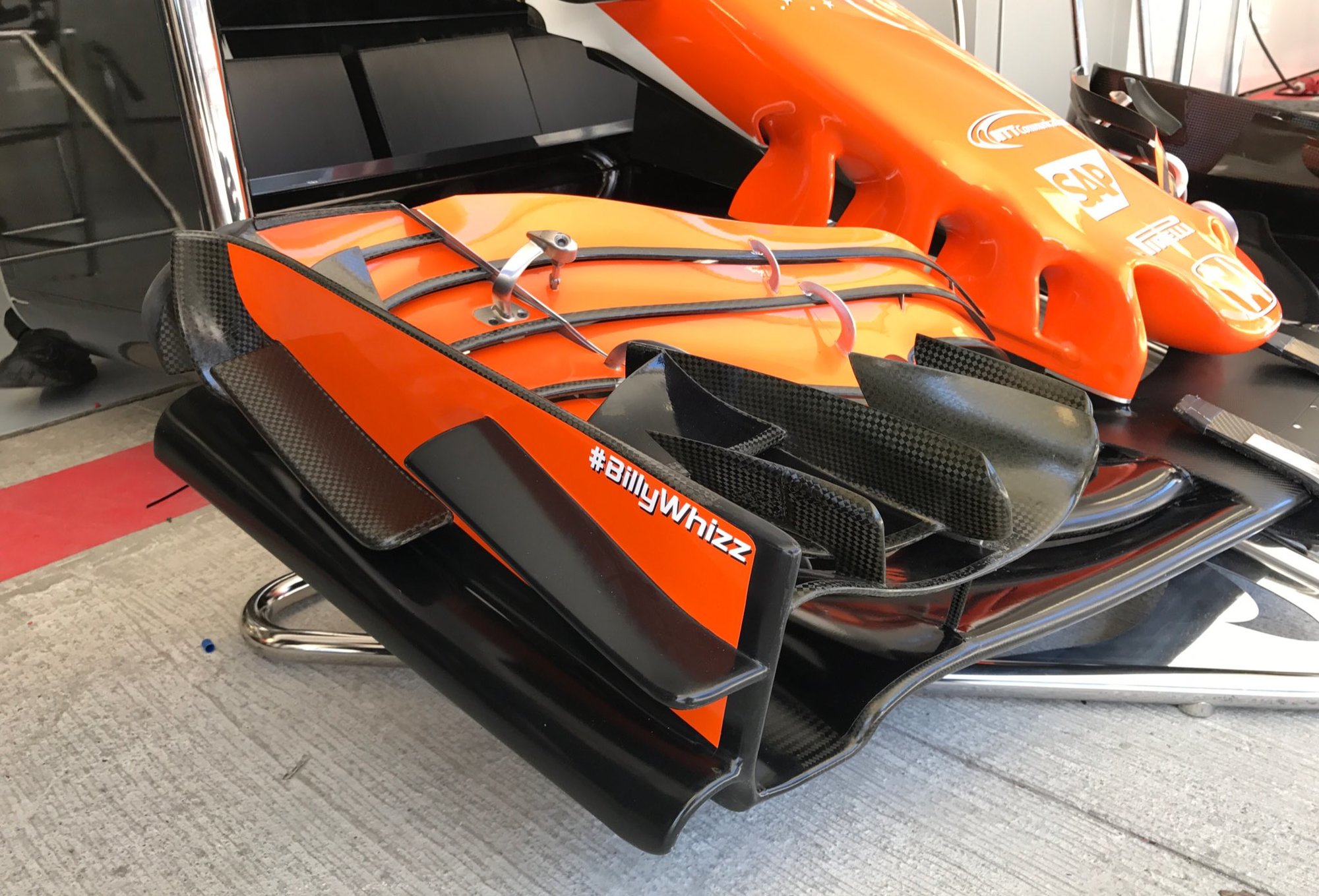 Přední křídlo McLarenu v Soči s pozdravem pro zraněného 17-letého Billyho Mongera, který přišel v britské Formuli 4 o nohy