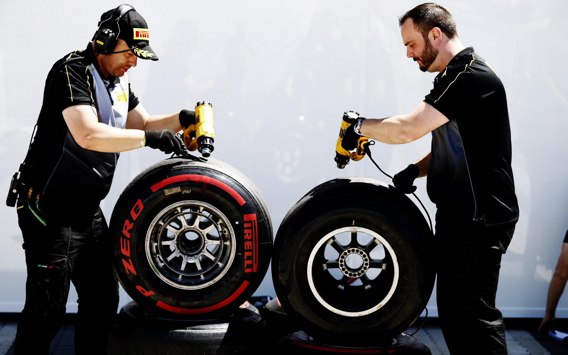 Příprava pneumatik Pirelli při pátečním térninku v Soči