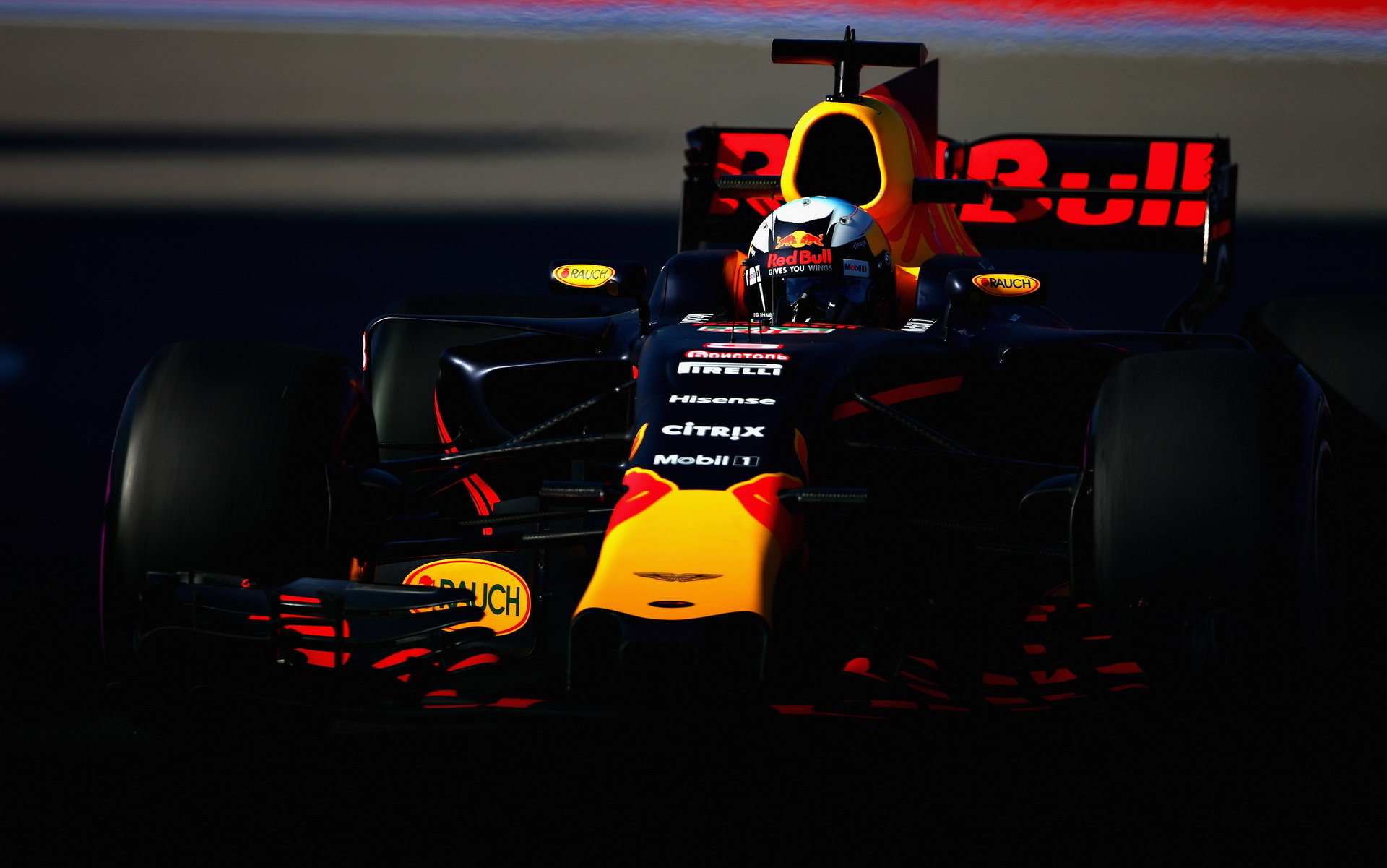 Daniel Ricciardo při pátečním tréninku v Soči